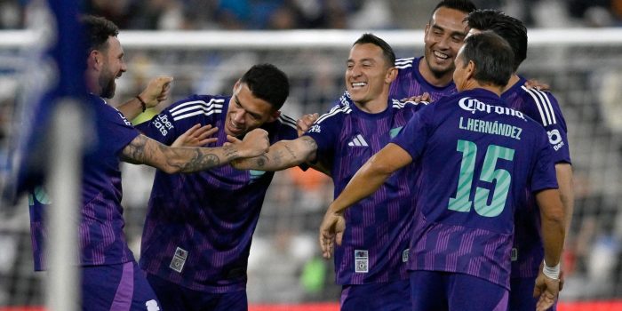 Jugadores del equipo Leyendas de México celebran un gol al las Leyendas de la FIFA durante el partido de exhibición jugado hoy en la ciudad de Monterrey. EFE/ Miguel Sierra