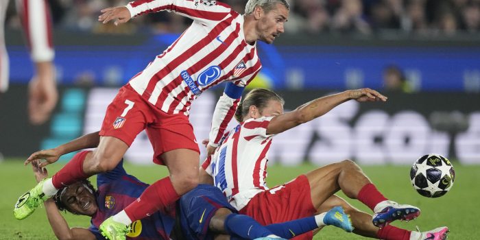 El delantero francés del Atlético de Madrid Antoine Griezmann pelea un balón durante el encuentro correspondiente a la ida de los cuartos de final de la Liga de Campeones que disputaron FC Barcelona y Atlético de Madrid en el estadio Camp Nou, en Barcelona. EFE/ Enric Fontcuberta