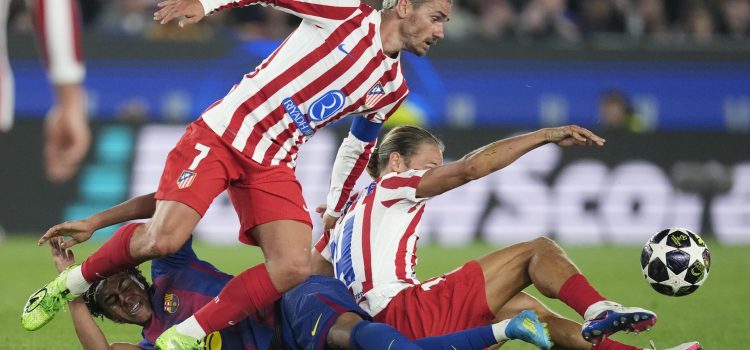 El delantero francés del Atlético de Madrid Antoine Griezmann pelea un balón durante el encuentro correspondiente a la ida de los cuartos de final de la Liga de Campeones que disputaron FC Barcelona y Atlético de Madrid en el estadio Camp Nou, en Barcelona. EFE/ Enric Fontcuberta
