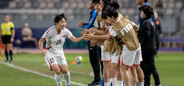 La jugadorea coreana Won-Sim Kim (I) celebra e 1-0 durante la final del Mundial sub 17 en Marruecos.EFE/EPA/JALAL MORCHIDI
