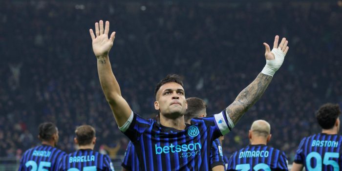 EL jugador del FC Interf Lautaro Martinez celebra el 1-0 durante el partido de la Serie A que han jugado FC Inter y SS Lazio en Milan, Italia. EFE/EPA/Roberto Bregani