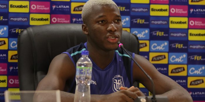 El centrocampista Moises Caicedo habla este lunes con periodistas en Guayaquil sobre el próximo partido de la selección de Ecuador en las eliminatorias del Mundial de 2026, este jueves contra la de Brasil. EFE/Jonathan Miranda