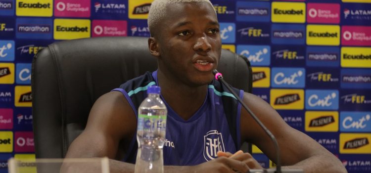 El centrocampista Moises Caicedo habla este lunes con periodistas en Guayaquil sobre el próximo partido de la selección de Ecuador en las eliminatorias del Mundial de 2026, este jueves contra la de Brasil. EFE/Jonathan Miranda