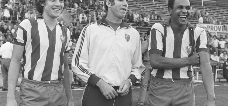 Leivinha y Luiz Pereira, junto a Luis Aragonés, tras su fichaje por el Atlético en 1975. EFE.