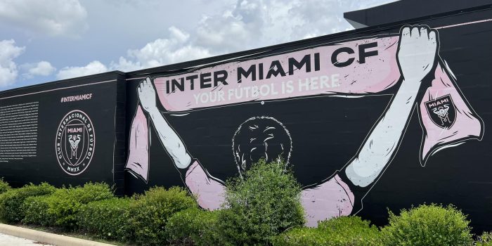 Fotografía de un mural del Inter Miami en el estadio DRV PNK, en una fotografía de archivo, en Fort Lauderdale (EE.UU.). EFE/ Andrea Montolivo