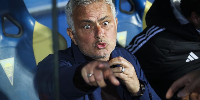 El entrenador del Benfica, José Mourinho, observa antes del partido de fútbol de la Primera División contra el Estoril. EFE/EPA/JOSE SENA GOULAO