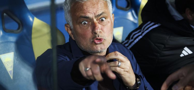 El entrenador del Benfica, José Mourinho, observa antes del partido de fútbol de la Primera División contra el Estoril. EFE/EPA/JOSE SENA GOULAO