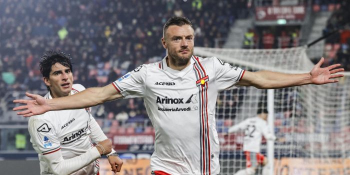 Jamie Vardy, del Cremonese, celebra tras anotar uno de sus goles en el partido disputado este lunes entre su equipo y el Bolonia, correspondiente a la Serie A italiana. EFE/ Serena Campanini