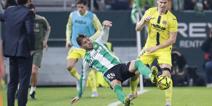 El jugador del Betis Giovani Lo Celso y el jugador del Villarreal Juan Foyth, durante el partido de LaLiga EA Sports entre el Betis y el Villarreal, en el estadio de La Cartuja en Sevilla.-EFE/ José Manuel Vidal