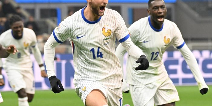 El emdio francés Adrien Rabiot (C) celebra uno de sus goles en el partido de la UEFA Nations League que han jugado Italia y Francia en el Giuseppe Meazza stadium d Milan, Italia. EFE/EPA/DANIEL DAL ZENNARO