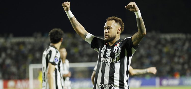 Neymar, de Santos, celebra su gol este martes en un partido de la Copa Sudamericana ante Deportivo Recoleta en el estadio Río Parapití, en Pedro Juan Caballero (Paraguay). EFE/ Juan Pablo Pino