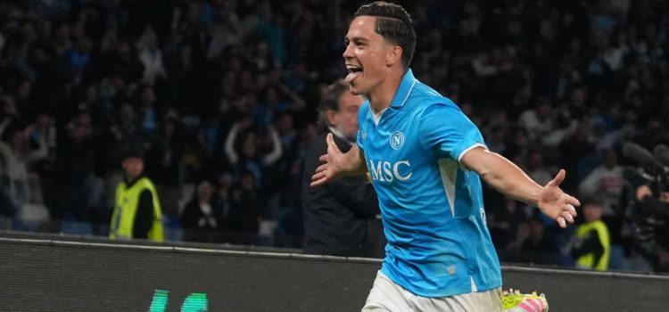 Giacomo Raspadori celebra un gol del Nápoles en la última jornada. EFE/EPA/CESARE ABBATE
