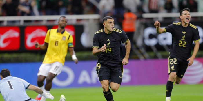 Germán Berterame (c) de México celebra un gol este martes, durante un partido amistoso entre la selección de México y Ecuador, en el Estadio Akron, en Guadalajara (México). EFE/ Francisco Guasco