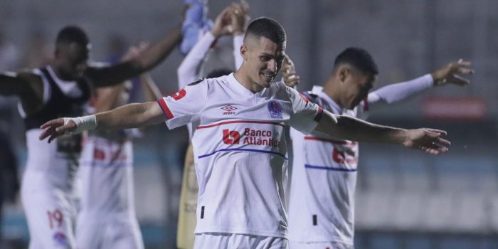 Jugadores del Olimpia celebran este jueves en Tegucigalpa la clasificación a las semifinales de la Copa Centroamericana, instancia en la que se medirán con el Alajuelense costarricense. EFE/ Gustavo Amador