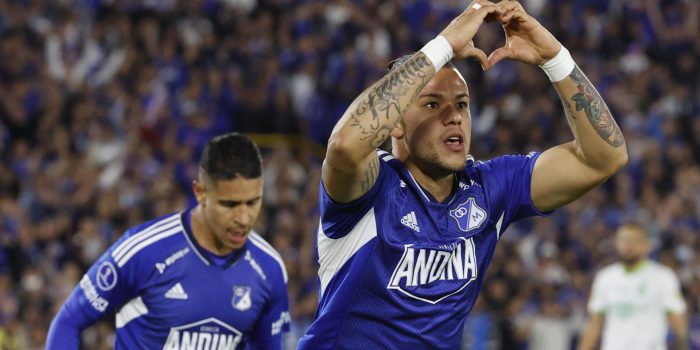 Fotografía tomada el pasado 3 de mayo en la que se registró a Leonardo Fabio Castro, delantero de Millonarios, quien anotó el gol de la victoria de su equipo 1-0 sobre Santa Fe, en partido de la fecha 17 del fútbol en Colombia. El cuadro azul de Colombia asumió el liderato del torneo. EFE/Mauricio Dueñas