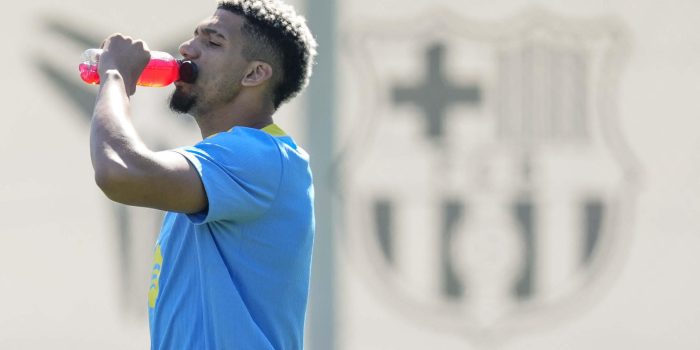El jugador del FC Barcelona Ronald Araujo durante el entrenamiento que el equipo azulgrana ha realizado en las instalaciones de la Ciudad Deportiva Joan Gamper para preparar el partido de ida de cuartos de final de la Liga de Campeones que mañana disputarán ante el Atlético de Madrid en el Camp Nou. EFE/Enric Fontcuberta.