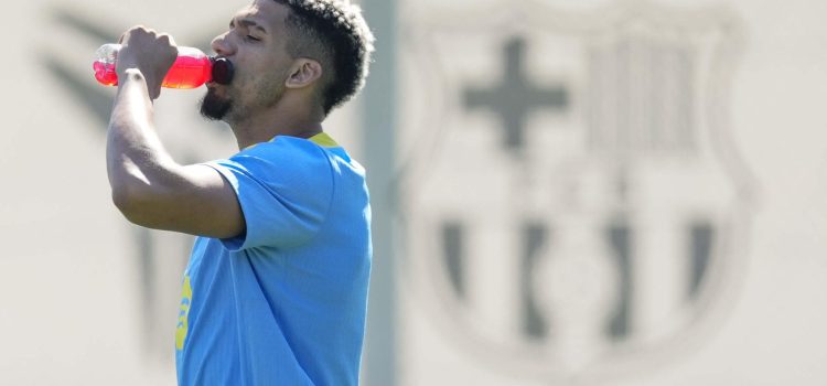 El jugador del FC Barcelona Ronald Araujo durante el entrenamiento que el equipo azulgrana ha realizado en las instalaciones de la Ciudad Deportiva Joan Gamper para preparar el partido de ida de cuartos de final de la Liga de Campeones que mañana disputarán ante el Atlético de Madrid en el Camp Nou. EFE/Enric Fontcuberta.