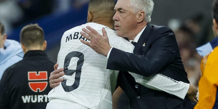 El delantero francés del Real Madrid Kylian Mbappé (i) celebra un gol con su entrenador Carlo Ancelotti. EFE/ JuanJo Martín