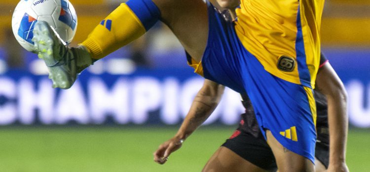 Stephany Mayor de Tigres controla un balón. Imagen de archivo. EFE/ Miguel Sierra