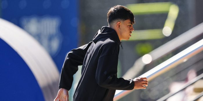 El centrocampista del FC Barcelona Marc Bernal, durante un entrenamiento con su equipo el pasado viernes 9 de abril. EFE/ Alejandro García