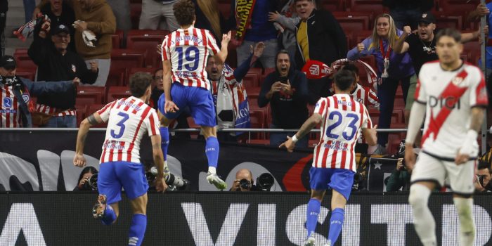Julián Álvarez celebra su gol al Rayo Vallecano. EFE/Juanjo Martín