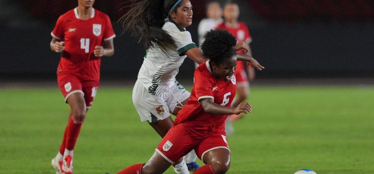 La panameña Deysiré Salazar (d) supera la marca de la boliviana Erica Salvatierra durante el partido amistoso que las centroamericanas ganaron este lunes por 5-1 en el estadio Rommel Fernández de Ciudad de Panamá . EFE/ Alexis Quiróz