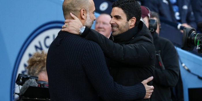 Mikel Arteta, del Arsenal, y Pep Guardiola, del Manchester City, se saludan antes de un partido de Premier League. EFE/EPA/ADAM VAUGHAN