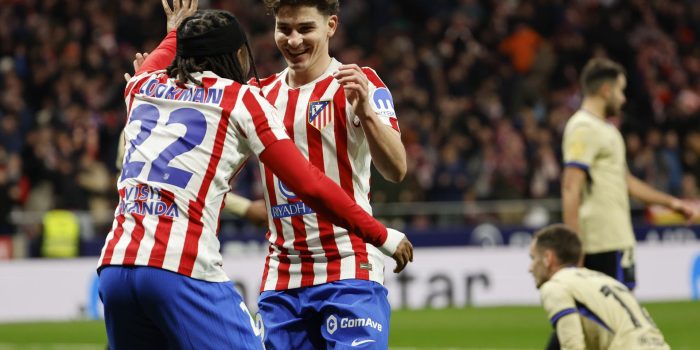 Ademola Lookman (i) y Julián Álvarez celebran un gol, durante el partido de ida de la semifinales de la Copa del Rey que Atlético de Madrid y FC Barcelona disputaron este jueves en el estadio Metropolitano, en Madrid. EFE/Mariscal