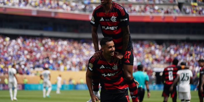 ALT La histórica rivalidad entre Brasil y Argentina en el fútbol tendrá un nuevo capítulo este miércoles en Río de Janeiro, cuando Flamengo reciba a Racing Club en la ida de las semifinales de la Copa Libertadores, con Giorgian de Arrascaeta y Pedro como figuras clave de su potente motor ofensivo. El conjunto carioca está con los ánimos elevados tras vencer por 3-2 a Palmeiras el domingo en la Liga, donde se ubica como líder, gracias a la destacada actuación del uruguayo, principal artillero de la competición, y del delantero brasileño, quien ha vuelto a brillar tras flaquear meses atrás. El encuentro con Palmeiras, considerado como una final anticipada del 'Brasileirão', dejó aún más confiado al Flamengo para el duelo contra los argentinos en el icónico Maracaná, donde espera abrir la nueva ronda de la Libertadores con una ventaja que sea difícil de igualar en Avellaneda la próxima semana. El club de Río consiguió llegar a la semifinal tras eliminar a Estudiantes en la tanda de penaltis, luego de empatar 2-2 en el resultado global. Racing, en cambio, sacó del torneo al Vélez Sarsfield tras vencer por 2-0 en el global de la eliminatoria. De nuevo enfrentado a un conjunto argentino, el técnico Filipe Luis sabe que el Maracaná no garantiza tranquilidad y todo indica que apostará de inicio por una estrategia ofensiva. Flamengo, no obstante, tendrá dos bajas sensibles. En el ataque, no contará con Everton 'Cebolinha', uno de los revulsivos del equipo, quien estará de baja por lo menos por dos semanas más, por una lesión en el abdomen y la cadera. Y en la defensa sentirá la falta de Léo Ortiz, por la reciente lesión que sufrió en el tobillo en el encuentro con Palmeiras. En su reemplazo, el técnico brasileño debe optar por Danilo en la defensa y reforzar la ofensiva con Luiz Araújo y Samuel Lino, pues el español Saúl Ñíguez es duda, también por lesión. Racing, que busca alcanzar un título que no logra desde 1967, tiene las esperanzas concentradas en Adrián Martínez, su principal artillero, ante la masiva lista de jugadores lesionados. Alan Forneris y Elías Torres no estarán en el Maracaná por lesiones de rodilla, junto Franco Pardo, ambos con problemas musculares. También son duda Santiago Sosa, Facundo Mura y Gabriel Arias.
