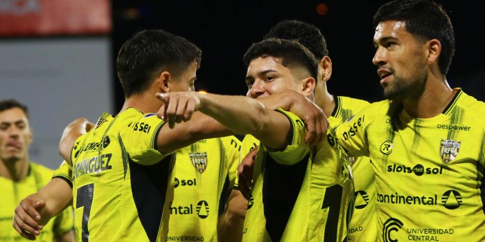 Jugadores de Recoleta celebran un gol este martes, en un partido de la fase de grupos de la Copa Sudamericana ante Deportivo Cuenca en el estadio Alejandro Serrano Aguilar en Cuenca (Ecuador). EFE/Robert Puglla