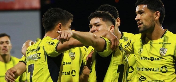 Jugadores de Recoleta celebran un gol este martes, en un partido de la fase de grupos de la Copa Sudamericana ante Deportivo Cuenca en el estadio Alejandro Serrano Aguilar en Cuenca (Ecuador). EFE/Robert Puglla