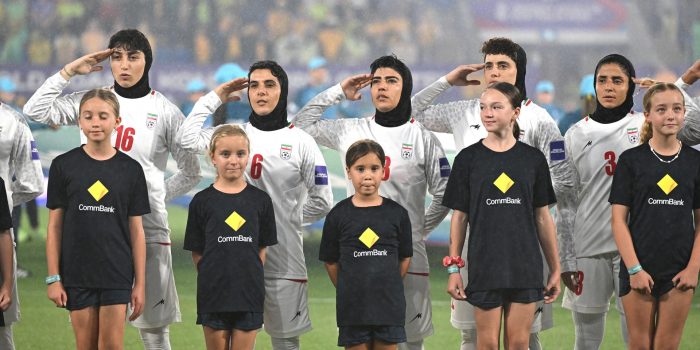 Jugadoras de la selección iranía de fútbol cantan el himno durante un partido el jueves en la Copa de Asia.
EFE/EPA/DAVE HUNT AUSTRALIA AND NEW ZEALAND OUT