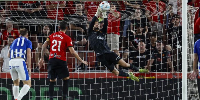 El portero del Mallorca Leo Román atrapa un balón durante el encuentro correspondiente a la jornada 7 de Laliga EA Sports que disputaron Mallorca y Alavés en el estadio de Son Moix, en la capital balear. EFE/CATI CLADERA.