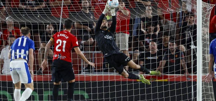 El portero del Mallorca Leo Román atrapa un balón durante el encuentro correspondiente a la jornada 7 de Laliga EA Sports que disputaron Mallorca y Alavés en el estadio de Son Moix, en la capital balear. EFE/CATI CLADERA.