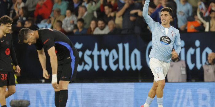 El delantero del Celta, Hugo Álvarez, celebra el segundo gol del equipo gallego contra el Barcelona. EFE / Emilio Lavandeira.