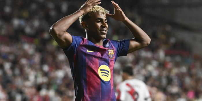 El delantero del FC Barcelona Lamine Yamal celebra colocándose sobre la cabeza una imaginaria corona, tras marcar ante el Rayo Vallecano. EFE/Fernando Villar