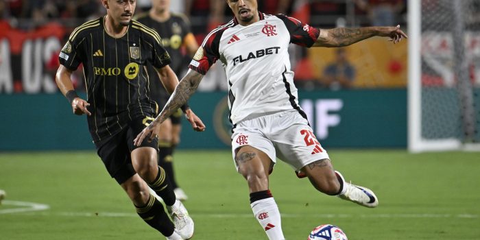 Allan (d), del Flamengo, en acción durante el partido de la Copa Mundial de Clubes de la FIFA 2025 entre Los Angeles FC y Flamengo en Orlando, Florida (EE.UU.). EFE/MIGUEL RODRIGUEZ