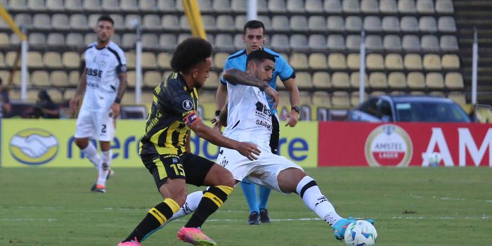 Maurice Cova (i) de Táchira disputa un balón con Jonathan Galván (d) de Central Córdoba este martes, durante un partido de la fase de grupos de la Copa Libertadores. EFE/ Mario Caicedo