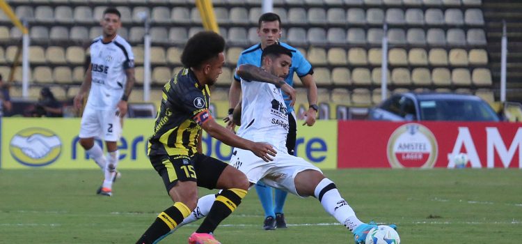Maurice Cova (i) de Táchira disputa un balón con Jonathan Galván (d) de Central Córdoba este martes, durante un partido de la fase de grupos de la Copa Libertadores. EFE/ Mario Caicedo