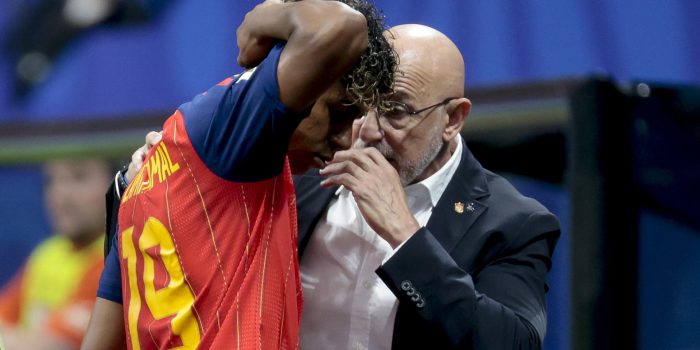 Luis de la Fuente charla con Lamine Yamal en el partido ante Cabo Verde. EFE/Lavandeira Jr