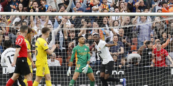 El delantero del Valencia Umar Sadiq (c) celebra tras marcar el 2-0 durante el partido de LaLiga entre Valencia CF y Girona FC celebrado en el estadio de Mestalla, en Valencia. EFE/ Ana Escobar