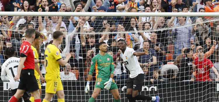 El delantero del Valencia Umar Sadiq (c) celebra tras marcar el 2-0 durante el partido de LaLiga entre Valencia CF y Girona FC celebrado en el estadio de Mestalla, en Valencia. EFE/ Ana Escobar