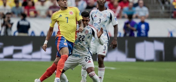 Luis Díaz (L) de Colombia en acción contra Quiros Haxzel (R) de Costa Rica en Copa América 2024. EFE/EPA/JUAN G. MABANGLO