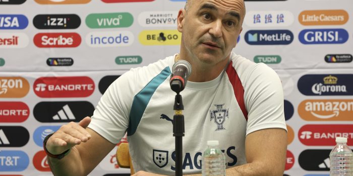El director técnico de la Selección de Fútbol de Portugal, Roberto Martínez, habla durante en una rueda de prensa este viernes, en el balneario de Cancún (México). EFE/Alonso Cupul