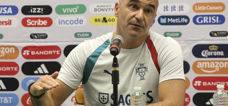 El director técnico de la Selección de Fútbol de Portugal, Roberto Martínez, habla durante en una rueda de prensa este viernes, en el balneario de Cancún (México). EFE/Alonso Cupul