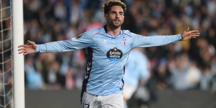 El defensa del Celta Javi Rueda celebra tras anotar el primer gol durante el partido de ida de los octavos de final de la Liga Europaante el Lyon este jueves en el estadio de Balaídos, en Vigo. EFE/Salvador Sas