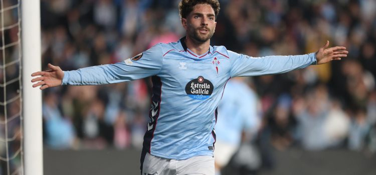 El defensa del Celta Javi Rueda celebra tras anotar el primer gol durante el partido de ida de los octavos de final de la Liga Europaante el Lyon este jueves en el estadio de Balaídos, en Vigo. EFE/Salvador Sas
