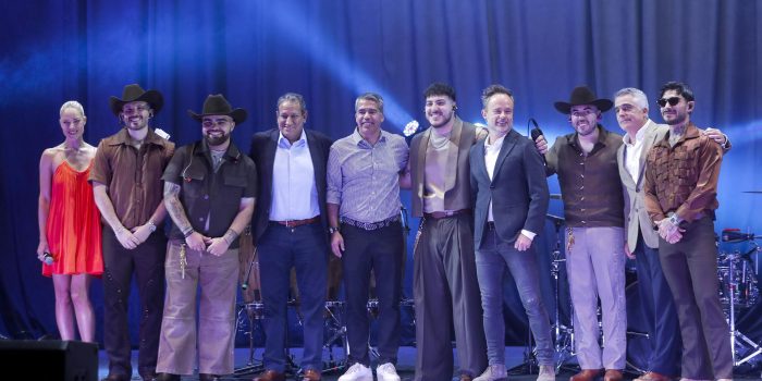 Los integrantes del grupo Frontera, directivos de Amazon, y de la Selección Nacional posan durante una conferencia de prensa este martes, en Ciudad de México (México). EFE/ Isaac Esquivel