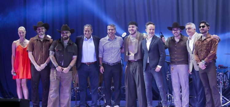 Los integrantes del grupo Frontera, directivos de Amazon, y de la Selección Nacional posan durante una conferencia de prensa este martes, en Ciudad de México (México). EFE/ Isaac Esquivel