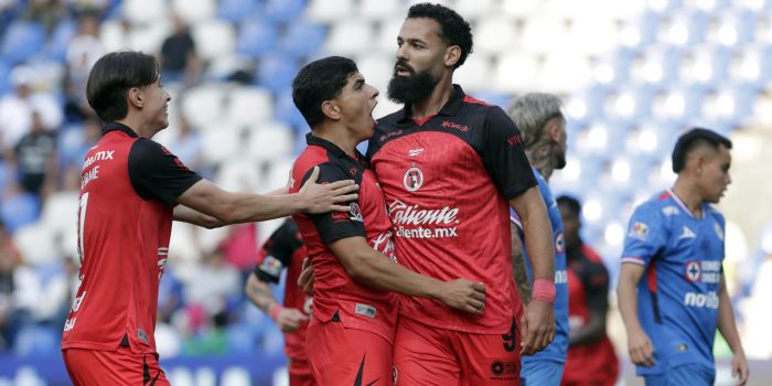 Mourad El Ghezouani (c), de Tijuana, celebra un gol durante un partido por la jornada 15 del torneo Clausura 2026 de la Liga MX en el estadio Cuauhtémoc en Puebla (México). EFE/Hilda Ríos